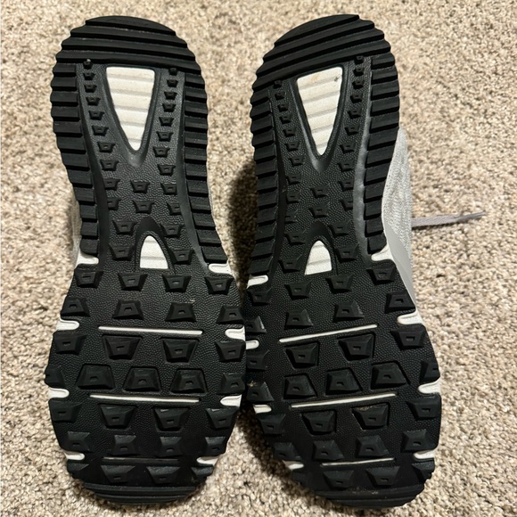 New Balance trail running shoe, new condition, size 8.5 - Picture 4 of 4